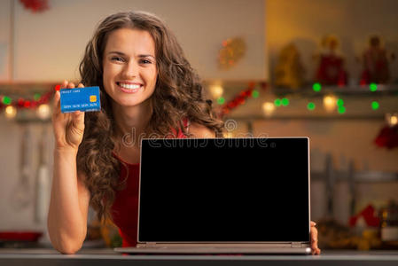 信用卡显示笔记本电脑黑屏的女人