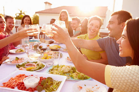 一群年轻人在享受户外夏日大餐