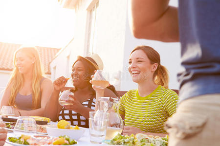 一群年轻人在享受户外夏日大餐