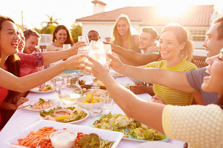 一群年轻人在享受户外夏日大餐