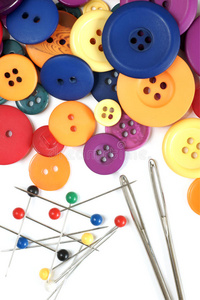 缝纫工具和彩色按钮