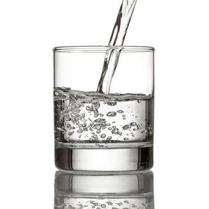 冷水把水倒在白色的玻璃上
