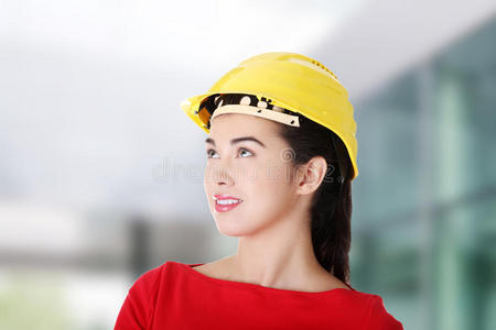 戴头盔的女工抬头看。