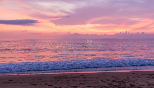 日落后的海滩