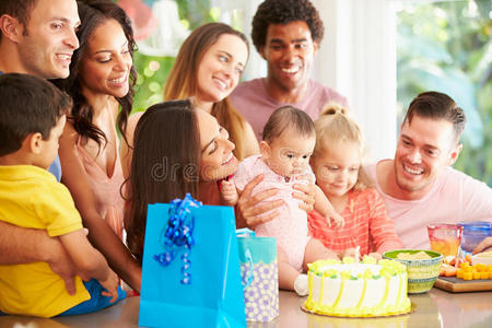 一群在家庆祝孩子一岁生日的家庭
