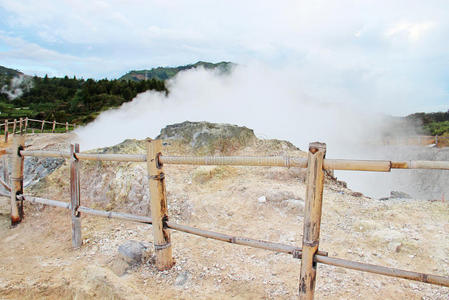 用木栅栏围起来的热气腾腾的火山克拉托