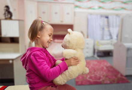 可爱的小女孩戴着玩具熊