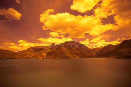广阔的伊斯坎德尔湖。塔吉克斯坦。以橙色调