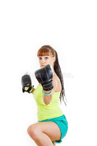 戴拳击手套的女孩准备战斗，站在战斗中