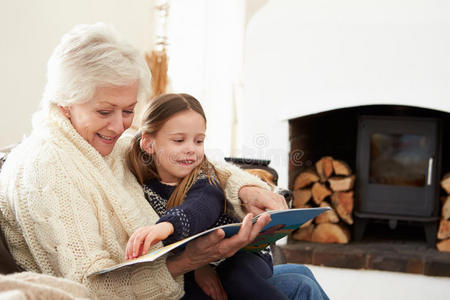 奶奶和孙女一起在家看书照片