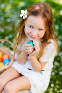 玩复活节彩蛋的小女孩