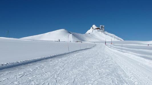迪亚布雷茨冰川山顶站和滑雪坡