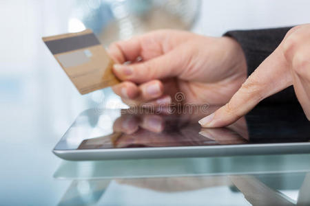 网上信用卡购物的女人