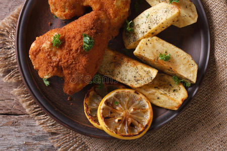 鸡翅在面糊特写与装饰，俯视水平