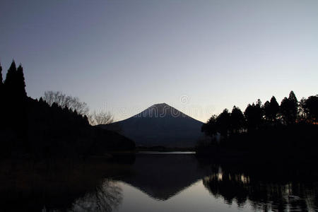 拂晓前富士山