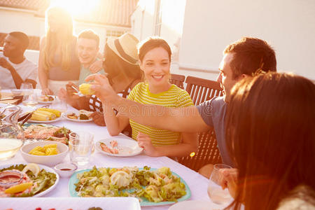 一群年轻人在享受户外夏日大餐