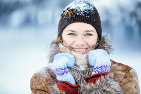 年轻快乐女人的冬季肖像。