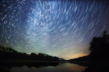 美丽的夜空，银河，星光和树木