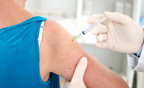 正在打针的医生红色别针医用针瓶和医学正在打针的医生金色的古董配件