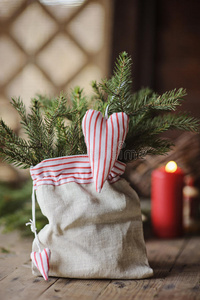 圣诞手工心形装饰和松树袋