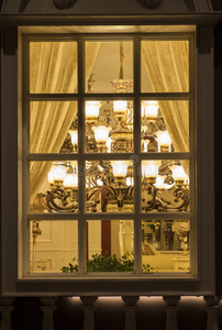 一个经典的灯饰在灯饰店的橱窗里晚上，家装商业装修房子装饰圣诞装饰