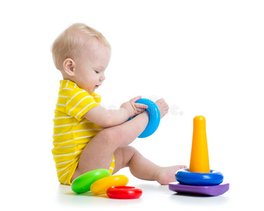 有趣的小男孩玩着五颜六色的玩具