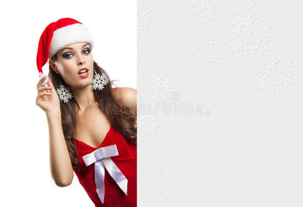 惊讶的圣诞妇女戴着圣诞帽拿着空木板