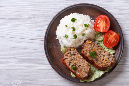 美味的肉馅面包和米饭盘，水平俯视