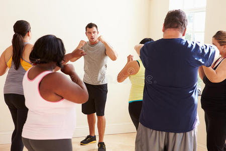 超重人群健身课中的健身教练