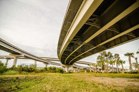 高架公路道路和支柱