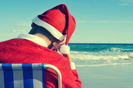 圣诞老人在海滩上小憩