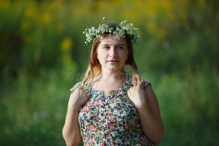 戴花环的女人