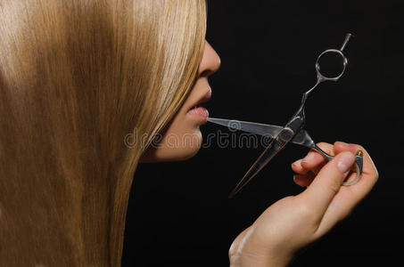 直发剪嘴的女人单色带反射的梳子和剪刀绿色切割垫上的尺子和刀具大海