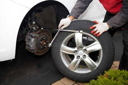 汽车修理工换轮胎.照片