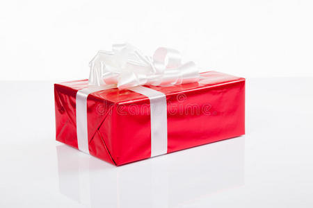 红色圣诞白蝴蝶结礼盒