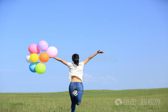 带着彩色气球的亚洲年轻女子