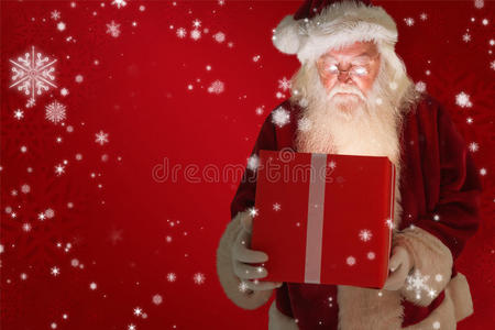 圣诞老人打开一个神奇的圣诞礼物的合成图像