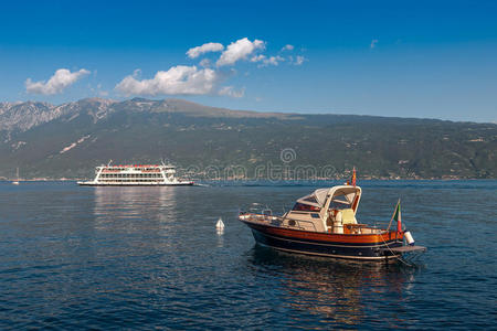 加尔达湖是意大利最大的湖.照片