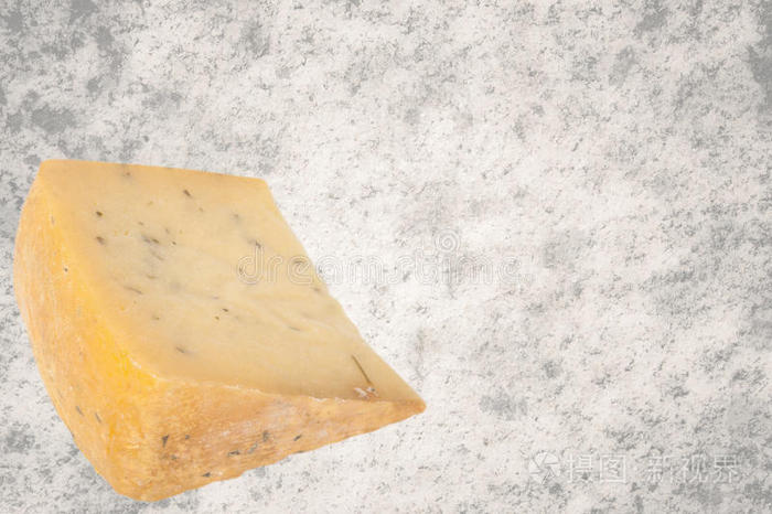 花岗岩背景上有香草的三角形奶酪