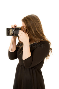 年轻女摄影师用古董相机拍照