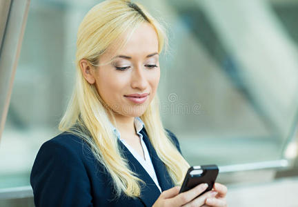 商务女性在智能手机上发短信
