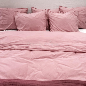 粉红色床单的床
