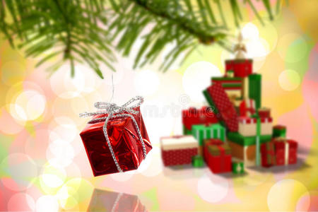 悬挂在树枝上的红色圣诞装饰的合成图像