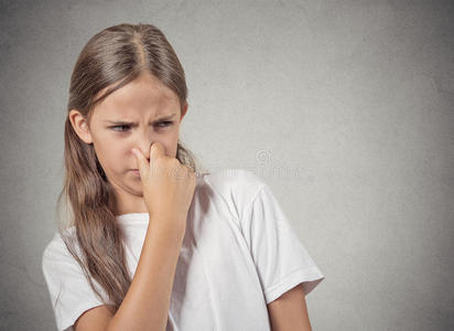 少女捏鼻子,有东西臭照片