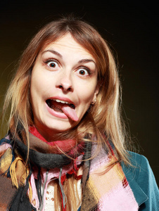 扮鬼脸的女孩照片