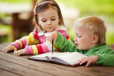 学写字的小男孩和女孩