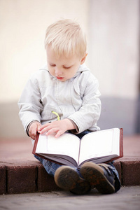小男孩在看书