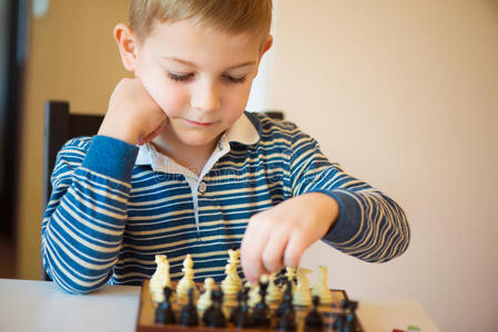 聪明的小男孩下棋思考