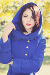 漂亮的黑发女人，穿着蓝色的外套，有颜色