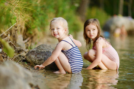 两个小妹妹在河里玩耍
